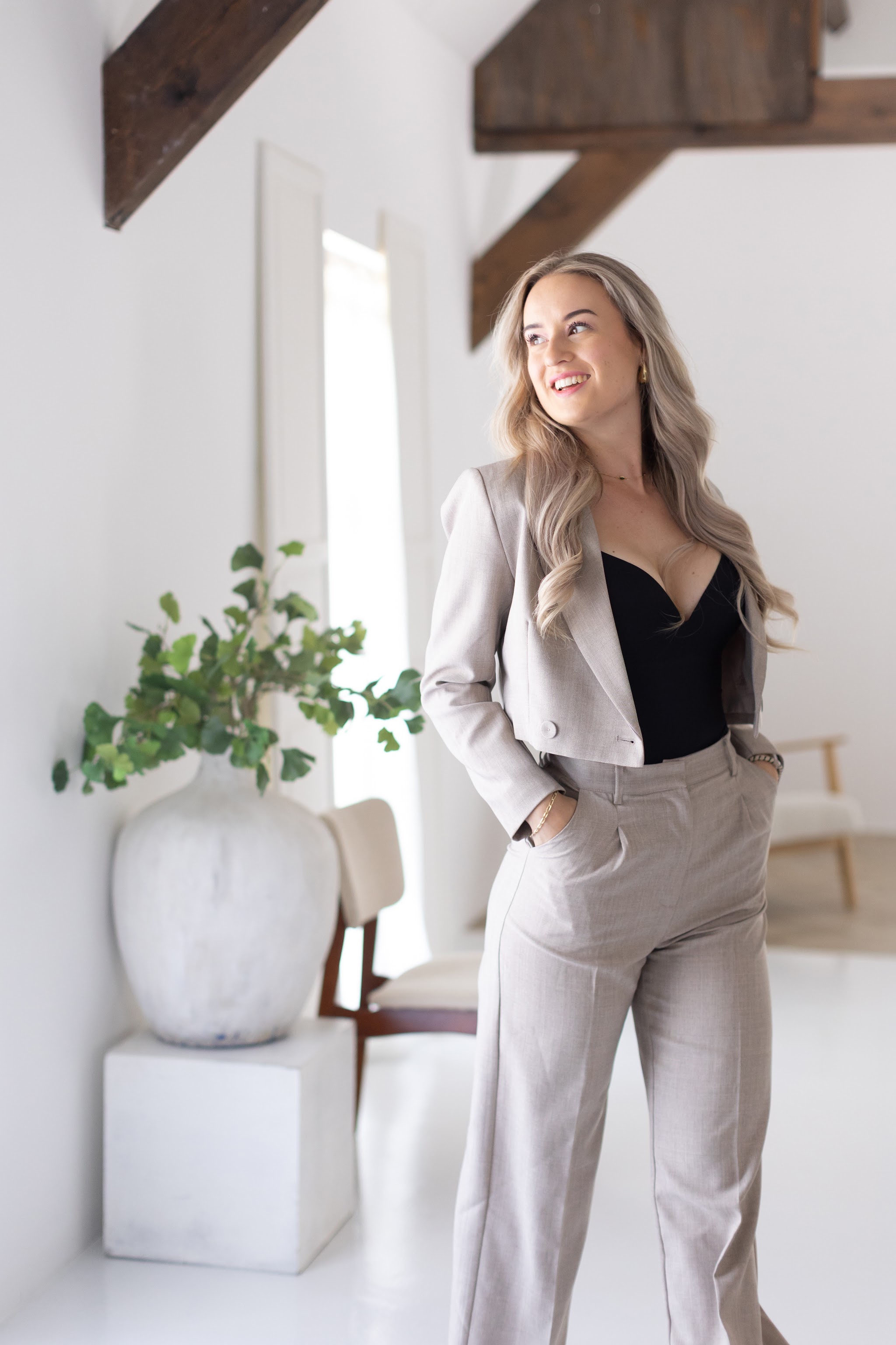 Mirte, eigenaar van Lash Boutique By M, in een lichte ruimte
